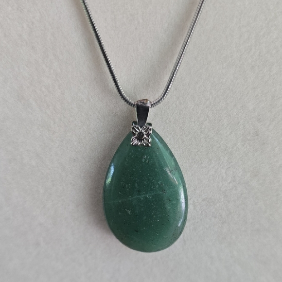 Elegant Green Pendant Necklace - Picture 3 of 6